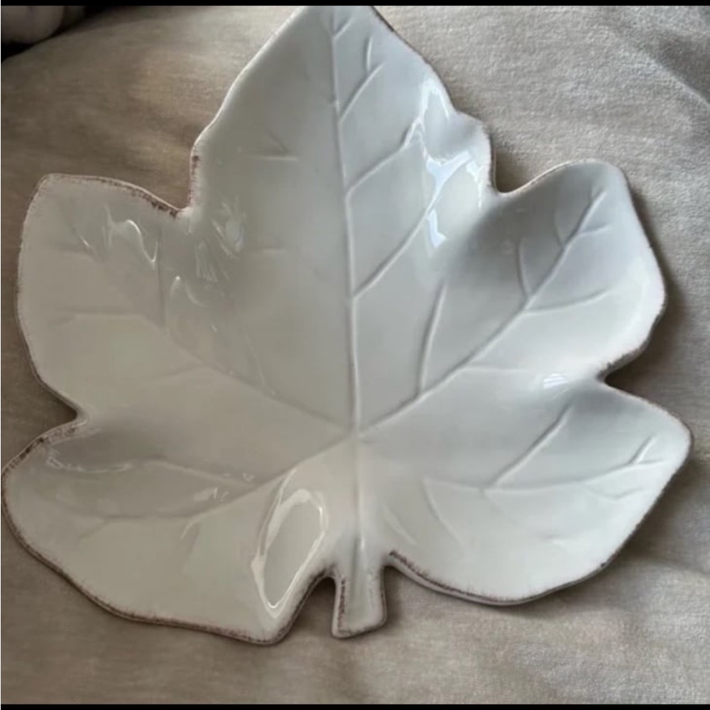 Mikasa crème Leaf-Shaped Ceramic Dish